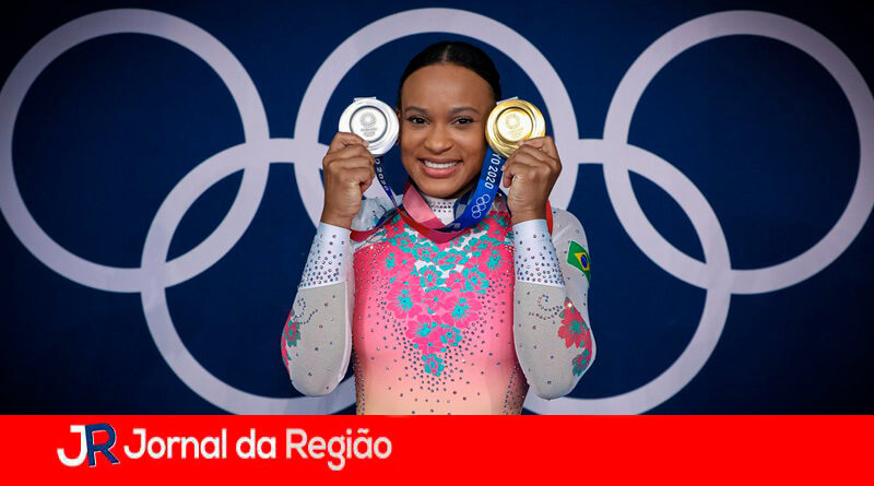 Rebeca Andrade com as medalhas das Olimpíadas. (Foto: Ricardo Bufolin/ Panamerica Press/ CBG)