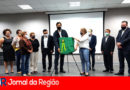 Familia do ROberto descerrando a placa junto com prefeito copia