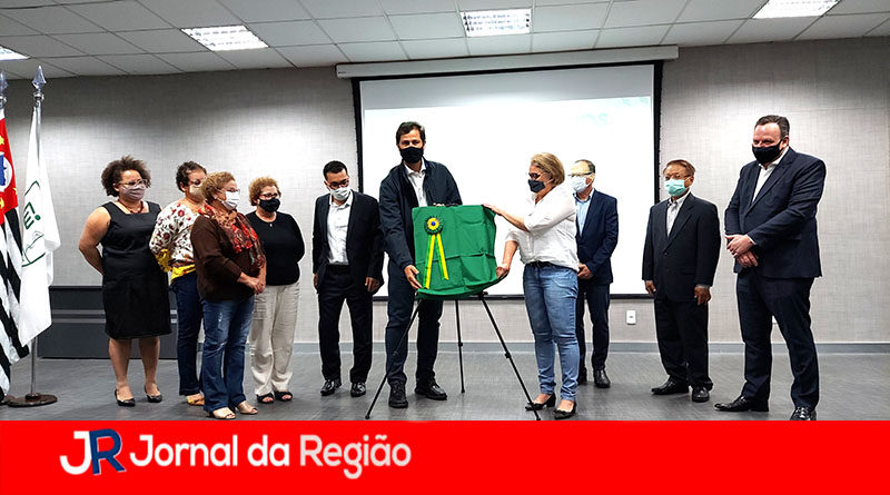 Familia do ROberto descerrando a placa junto com prefeito copia