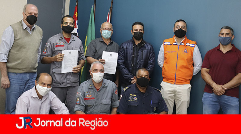 Bombeiros em Campo Limpo Paulista. (Foto: Divulgação)