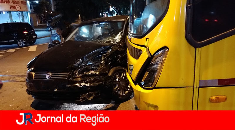 ACIDENTE CARRO X ONIBUS VIANELO