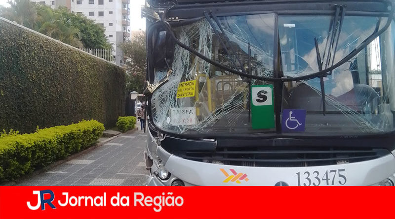 ONIBUS BATIDO