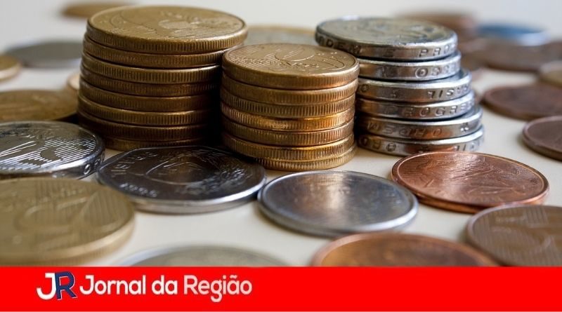 Detalhe de montinho de moedas de real. Foto: Marcos Santos / USP Imagens