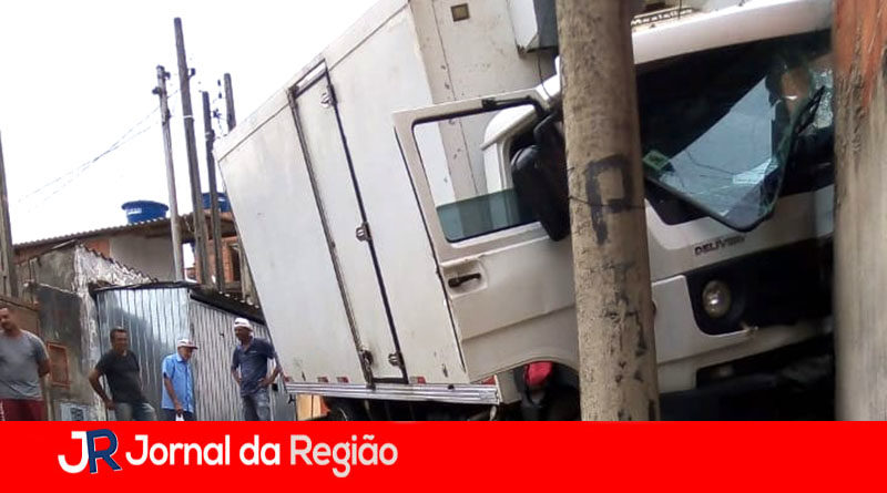 CAMINHAO BATE NO MURO copia