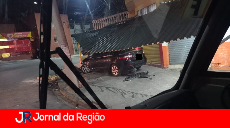 CARRO DERRUBA COBERTURA