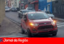 CARRO NO MURO