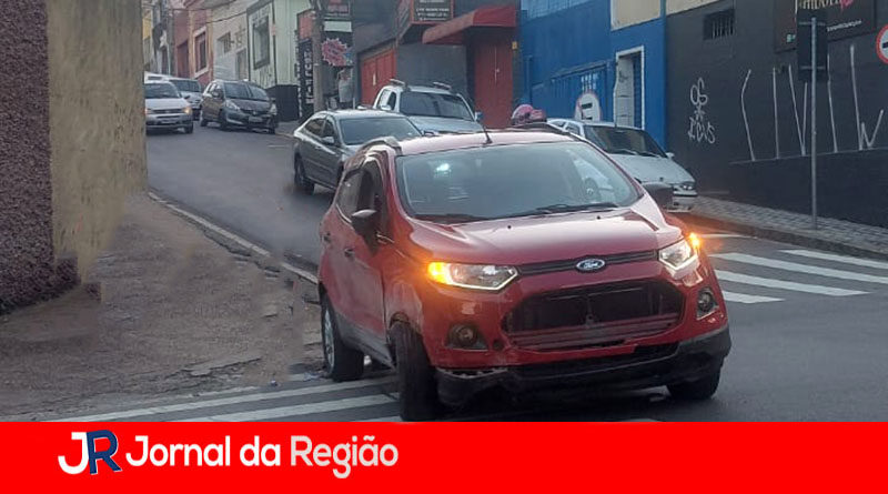 CARRO NO MURO