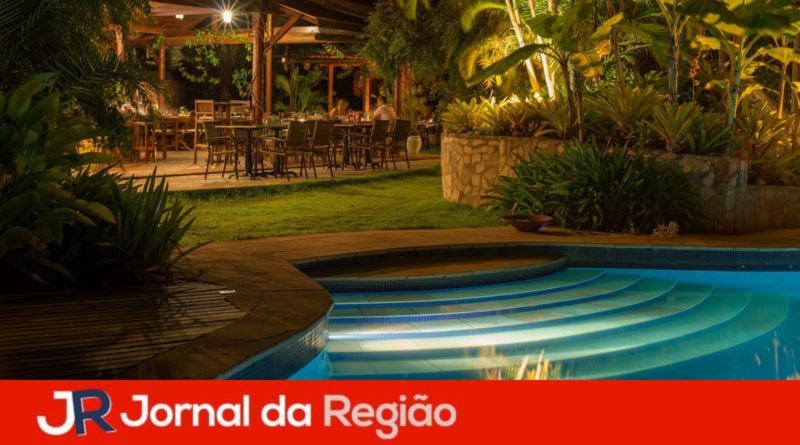 piscina e restaurante da pousada mangabeiras A noite