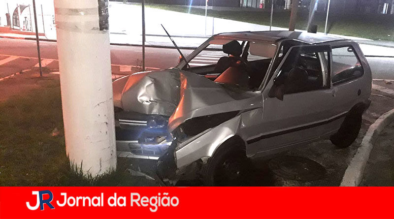 CARRO NO POSTE COLONIA copiar