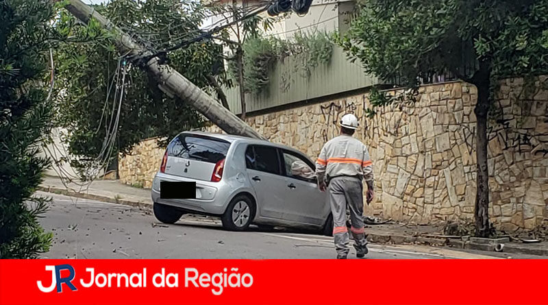 CARRO NO POSTE copiar
