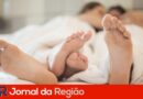 casal na cama
