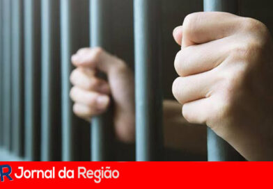 Mulher fica com dó do marido, recebe ele em casa e apanha com cabo de vassoura