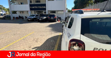 Motorista é preso por embriaguez após provocar acidente e cair com carro em vala
