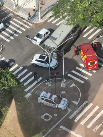 acidente avenida jundiai