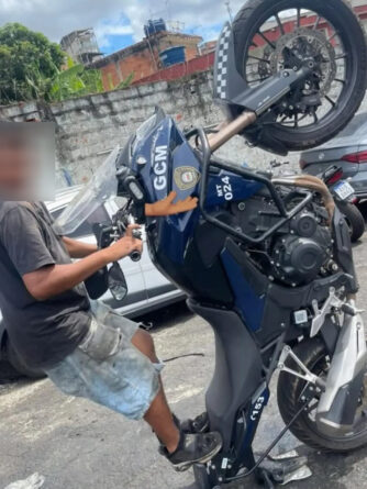 Rapaz empinando moto da Guarda viraliza nas redes sociais 3 EMPINANDO MOTO