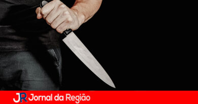 Homem ameaça irmã com faca. Ele é contido com arma de choque pela PM