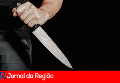 Homem ameaça irmã com faca. Ele é contido com arma de choque pela PM