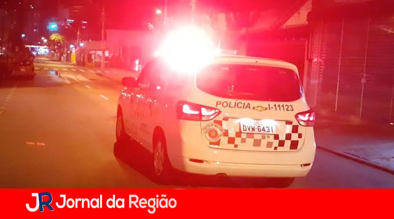 PM recupera carro roubado e prende dois ladrões