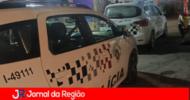Homem de 21 anos preso por agredir companheira de 16 anos com cabo de vassoura