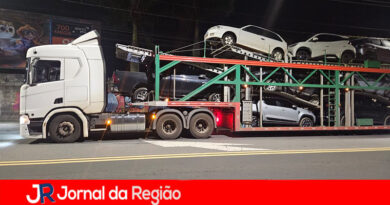 PM recupera caminhão cegonha com 11 veículos roubados