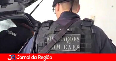 Cão K9 encontra 137 porções de drogas em mata no Jardim Tarumã