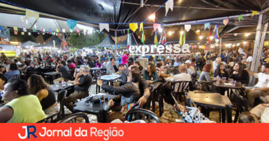 Festa do Hamburger com música e danças ocorre na Avenida dos Ferroviários