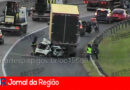 Motorista morre ao bater carro na traseira de carreta estacionada na Rodovia Silvio Santos