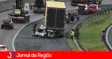 Motorista morre ao bater carro na traseira de carreta estacionada na Rodovia Silvio Santos