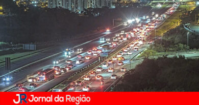 Rodovia Silvio Santos está travada em Jundiaí e bloqueada em SP devido incêndio em veículo