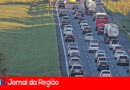 Caminhão bate em caminhão e um motorista fica preso às ferragens na Bandeirantes