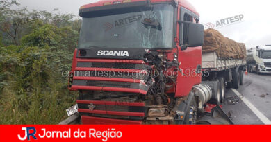 Caminhões batem na Rodovia dos Bandeirantes, em Jundiaí
