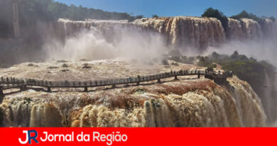 Turista pula nas águas das Cataratas do Iguaçu para resgatar celular