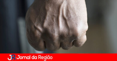 Clientes de restaurante denunciam homem que agrediu companheira com golpes de capacete
