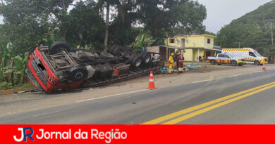 Polícia Rodoviária prende dois por furto de carga de caminhão tombado