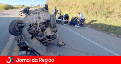 Carro capota da Itatiba a Bragança Paulista e deixa um ferido