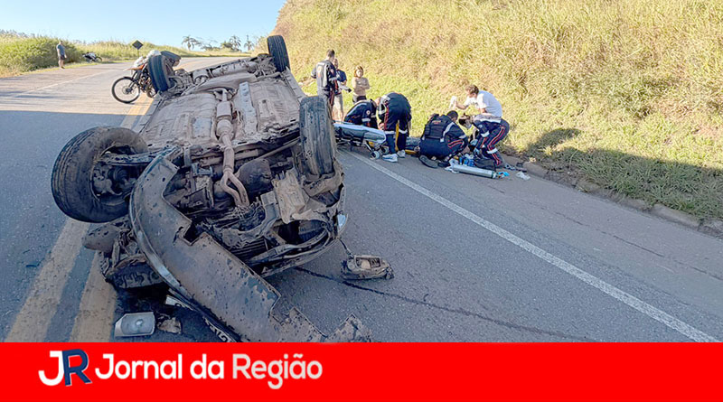 Carro capota da Itatiba a Bragança Paulista e deixa um ferido