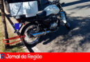 Moto é acorrentada em árvore em condomínio