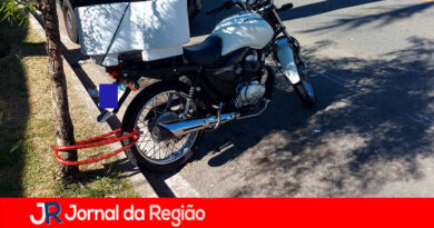 Moto é acorrentada em árvore em condomínio