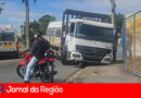 Caminhão afunda em calçada durante manobra