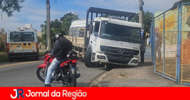 Caminhão afunda em calçada durante manobra