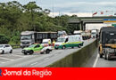Carreta cegonheira bate carros em pórtico e interdita rodovia Anchieta
