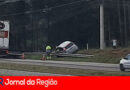Carro sobe em barranco na Dom Gabriel