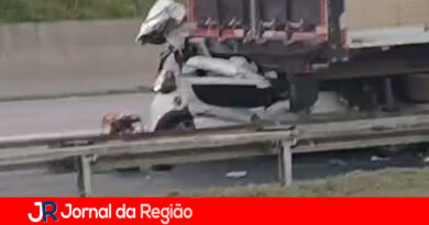 Caminhoneiro diz que parou no acostamento devido falha mecânica