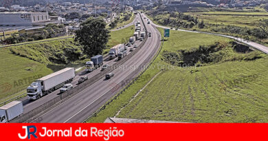 Carreta bate em carreta na Rodovia Silvio Santos, em Cajamar