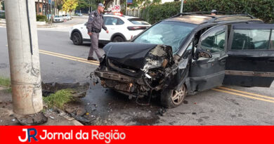 Carro bate em poste no Jardim Samambaia