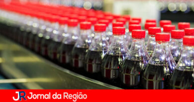 Rótulos da Coca-Cola estão sendo furtados por causa de figurinhas da Copa