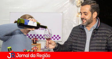 Festa do Vinho está sendo um sucesso na Avenida dos Ferroviários