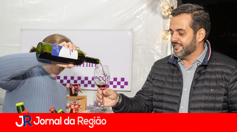 Festa do Vinho está sendo um sucesso na Avenida dos Ferroviários