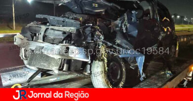 Carro contra pórtico deixa um motorista morto