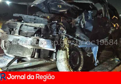 Carro contra pórtico deixa um motorista morto